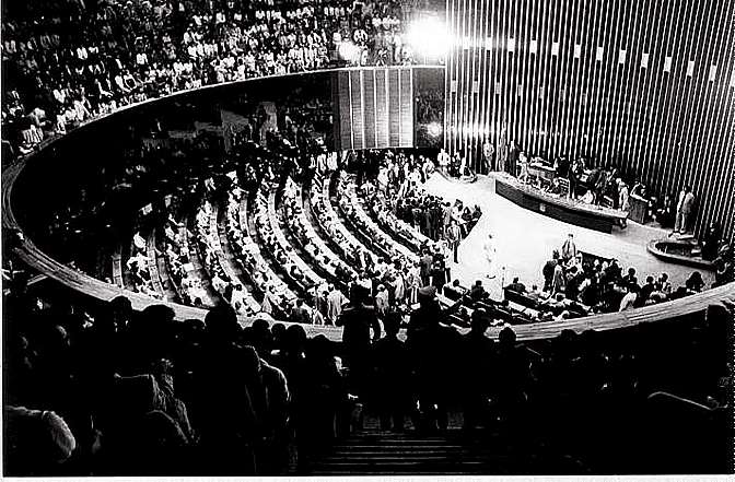 Votação da emenda constitucional Dante de Oliveira em 1984, que traria de volta eleições diretas para a presidência da república