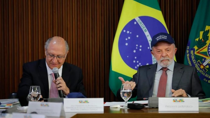 Enquanto Alckmin (esq.) se desdobra para agir nos bastidores, Lula (dir.) distribui comentários pouco produtivos, frases de efeito de gosto duvidoso e bravatas...