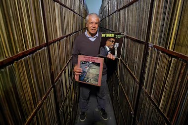 Edgar Gonçalves, primeiro funcionário da Rádio Eldorado contratado em 1958, era um arquivo vivo da emissora e guardião de sua extensa discoteca. Permaneceu na Eldorado até outubro de 2025, quando faleceu aos 83 anos